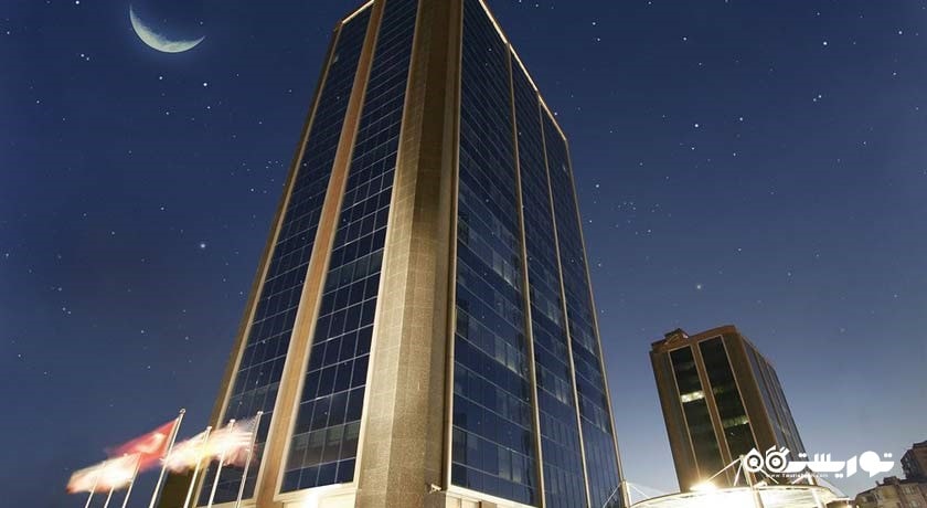 نمای هتل بایوتل در شب